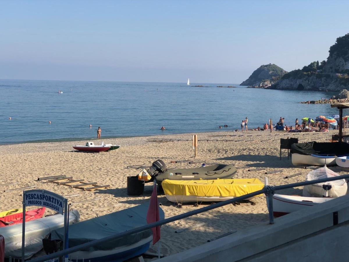 Casa Serge Vista Mare Con Ampio Terrazzo Privato Bergeggi Extérieur photo