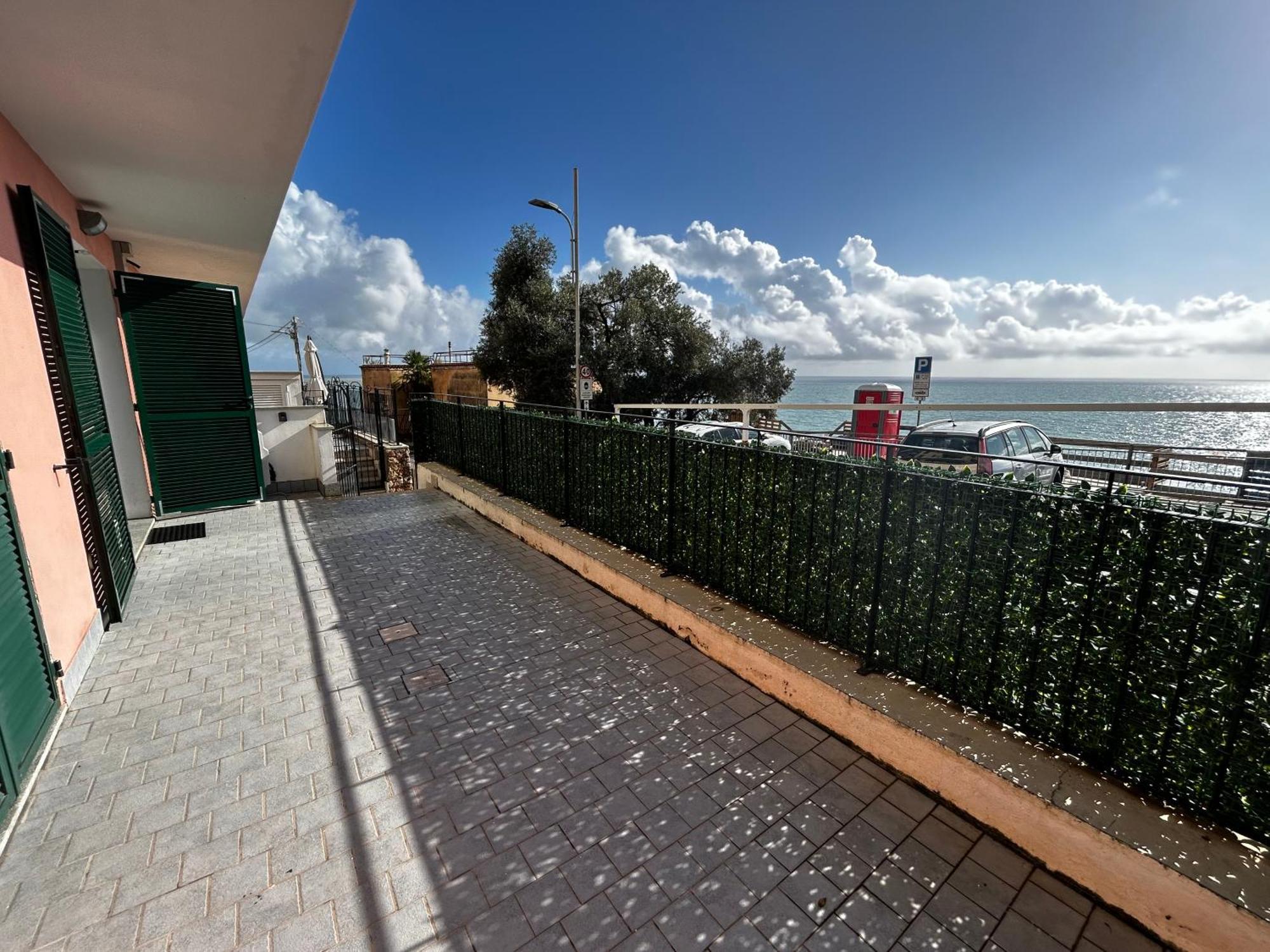 Casa Serge Vista Mare Con Ampio Terrazzo Privato Bergeggi Extérieur photo